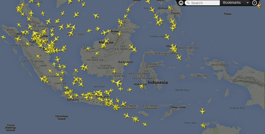 Jalur Penerbangan Pesawat di Seluruh Dunia dari FlightRadar24.com